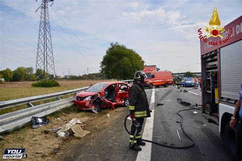 Feriti, in maniera lieve, gli altri due automobilisti. Le foto dell'incidente tangenziale Torino mezzi pesanti ...
