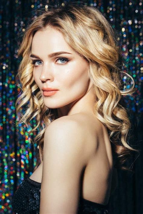 Perm for long hair is a hairstyle done by subjecting the hair to chemicals to achieve a permanent curly or wavy texture. 10 Perm Celebrity Hairstyles That You Can Try | Permed ...