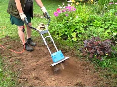 Eine motorhacke leistet gute dienste, wenn man im garten z.b. Arbeit mit der Motorhacke im Garten - YouTube