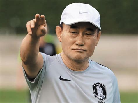 2차 소집 훈련에 참가했던 15명의 선수를 비롯해 3장의 와일드 카드는 황의조, 권창훈, 김민재에게 돌아갔다. 카멜레온 라인업… 상대 흔드는 '학범슨'의 수 - 조선닷컴 ...