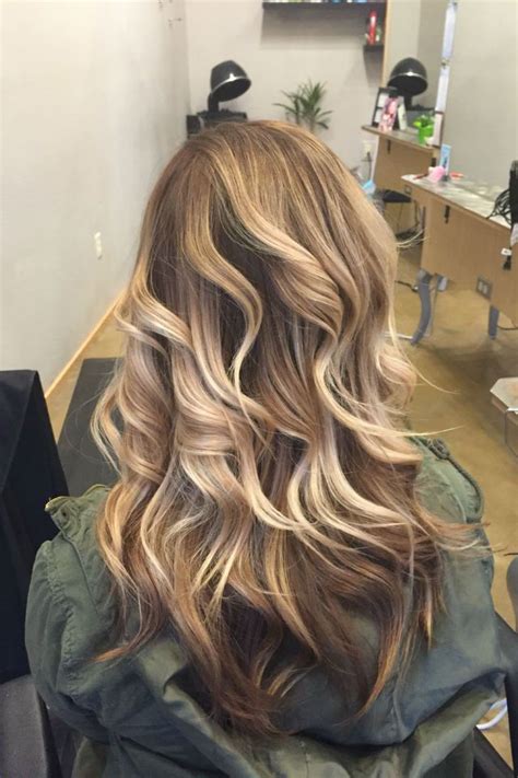 The caramel highlights swirled throughout the loose waves deliver delectable style. Pin on Hair