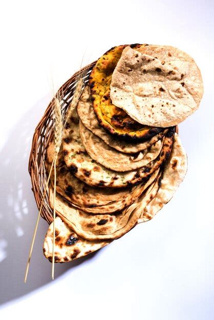 모듬 인도 빵 바구니에는 차파티 탄두리 로티 또는 난 파라타 쿨차 풀카 미시 로티가 포함됩니다 프리미엄 사진