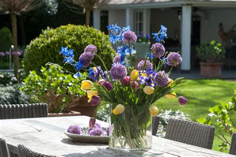 Bulb flowers identification is not always easy but it's important to know what you're dealing with. Spring-Flowering Bulbs to Plant In Fall | HGTV