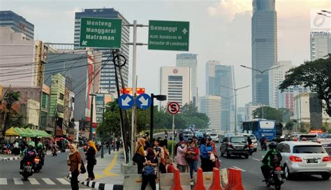 English meaning of jalan , jalan meaning in english, jalan translation and definition in english language. FOTO: Tidak Ada Halte, Warga Tunggu Bus di Tepi Jalan ...