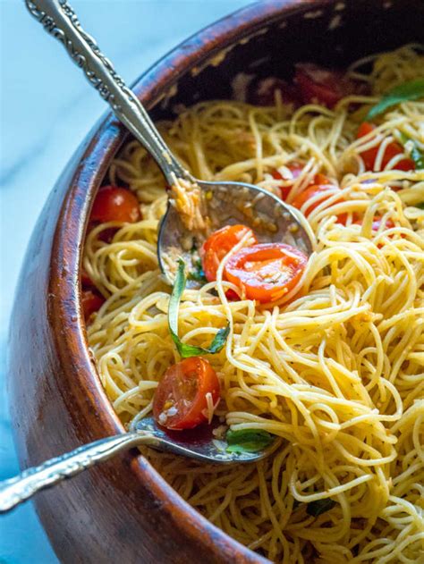 In a large bowl, place the cherry tomatoes, olive oil, garlic, basil, crushed red pepper, salt, and pepper, and toss to coat. Ina Garten's Summer Garden Pasta - recipes-homemade