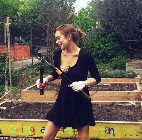 Lindsay Lohan Completes 125 Hours Of Court Ordered Community Service