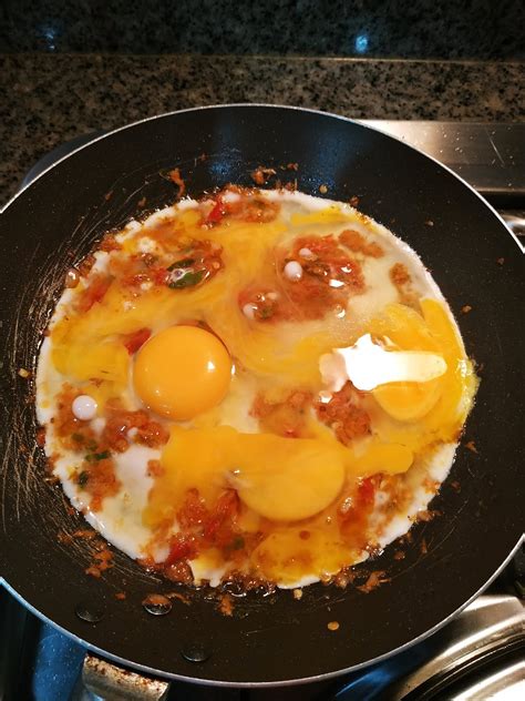 Resep membuat mie goreng telur ini menggunakan tambahan sawi dan taoge sebagai unsur kriuk, pelengkap yang pasti kamu suka. Resepi Telur Goreng Berlada - mommywinwin