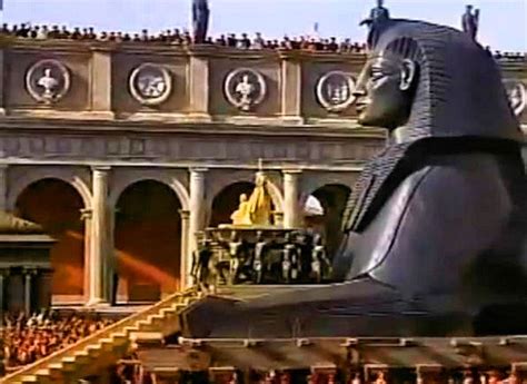 cleopatra 1963 entrance into rome 19 the giant sphinx moves through the roman crowd