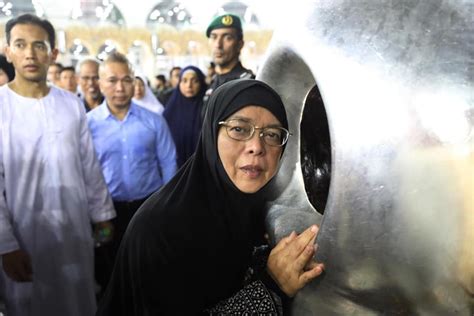 Setelah itu pilih kirimi saya sms berisi kode untuk mengatur ulang kata sandi lalu klik. Presiden Halimah Yacob dibawa masuk ke dalam Kaabah ...