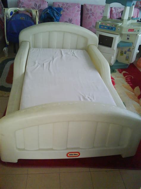 Toddler beds use a crib mattress, and the sheets are the same as well unless we speak about convertible models (twin beds. MyBundleToys: Little Tikes White Toddler Bed with Mattress