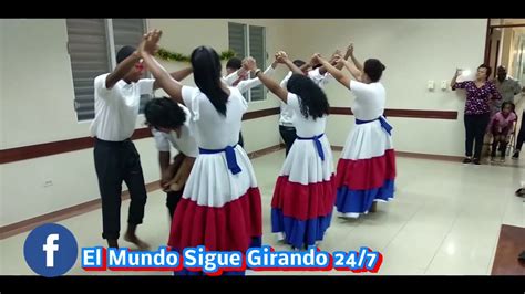 La Familia Dominicana Celebrando A Puro Sabor Latino Youtube