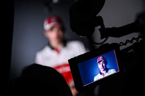 Serial dokumentalny przedstawiający w jakim pośpiechu, presji żyją zawodnicy na torze oraz zespoły poza rywalizacjami. "Formuła 1: Jazda o życie", czyli jak nadążyć za bolidami ...