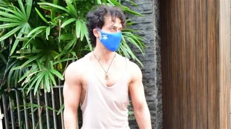 Tiger Shroff Flaunts Washboard Abs In New Shirtless Pic Bdc Tv