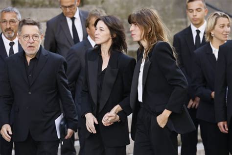Charlotte Gainsbourg et Lou Doillon soudées aux obsèques de leur mère Jane Birkin