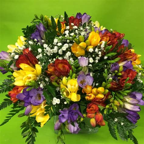 Dotkv wedding bouquet, artifical rose posy with satin jeweled throw bouquet, bridesmaid holding flowers,wedding bouquets silk flower. Bouquet de freesias en mélange avec gypsophile