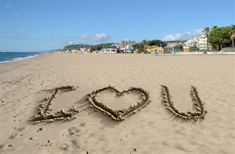 Populer 33+ Gambar Love Tangan Di Pantai