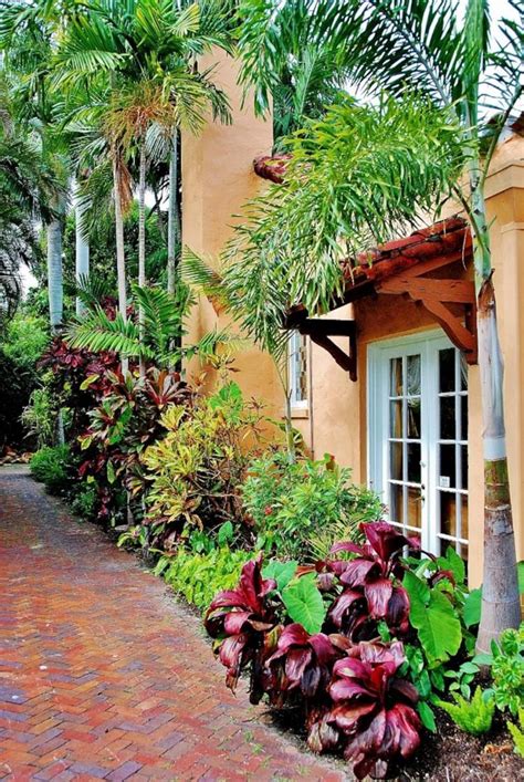 30 Awesome Tropical Front Yard Landscape Ideas Tropical Landscaping