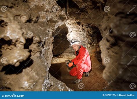 Hombre Caminando Y Explorando La Caverna Oscura Con El Faro Claro Bajo