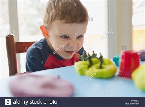Niño Jugando Con Plastilina En Casa Fotografía De Stock Alamy