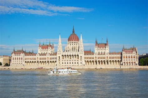 A város partját az angermann folyó mossa. Budapest nevezetességei, Parlament, Budai vár, Budapesti ...