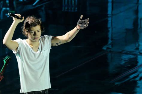 La Une Harry Styles Rides A Segway Naked Backstage At Concert