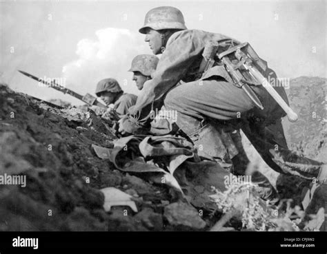 Waffen Ss Soldaten An Der Ostfront 1943 Stockfotografie Alamy