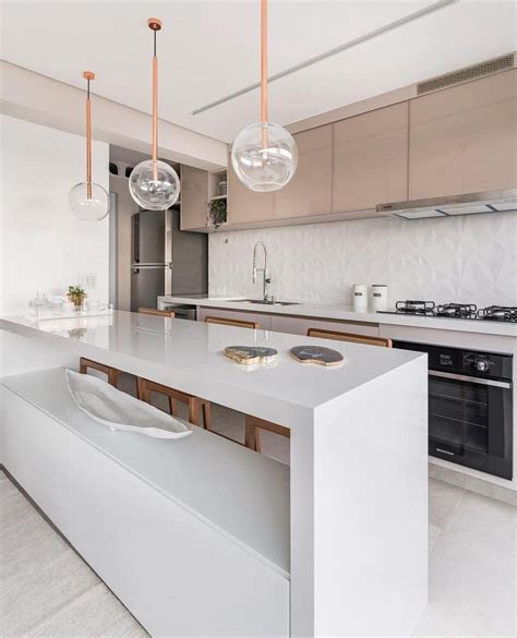 Cozinha contemporânea pequena nude e branca integrada à sala Decor