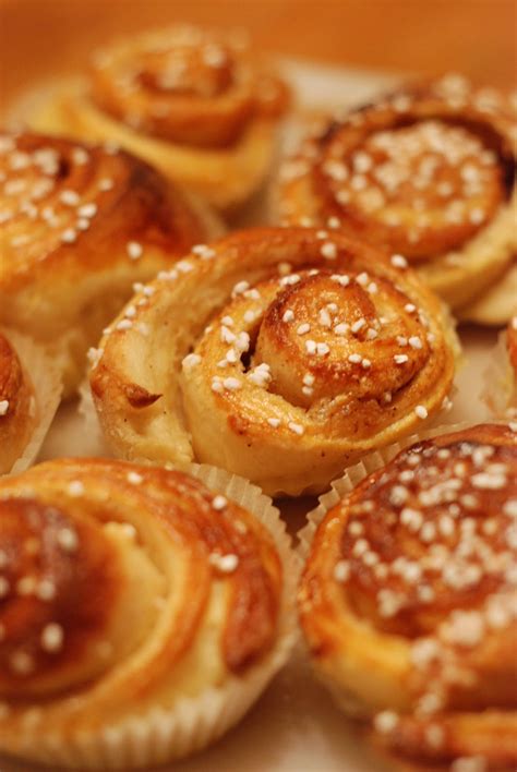 Den långa jäsningen ger bullarna god smak och gör dem otroligt saftiga. Mat 365: 29 April Kanelbullar