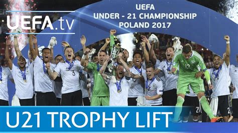 Nach einem begeisternden sieg im halbfinale gegen die niederlande sieht das team für sich keine grenzen mehr. Germany lift the 2017 U21 trophy - YouTube