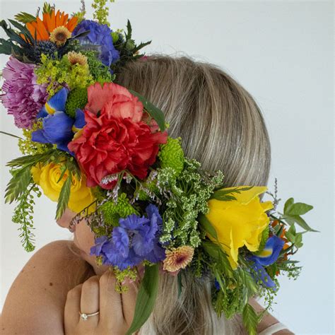 A midsommarkrans is usually worn during the midsummer celebrations in sweden. Så binder du en midsommarkrans & blomsterkrans | Interflora