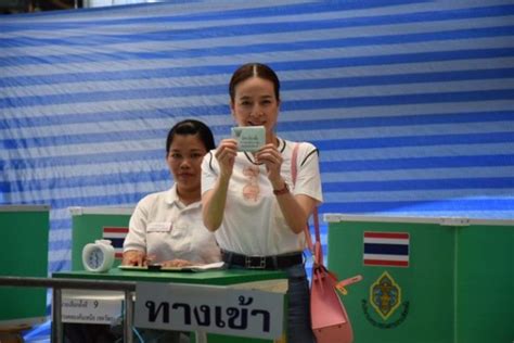 นางนวลพรรณ ล่ำซำ หรือ มาดามแป้ง นักธุรกิจหญิงวัย 54 ปี. มาดามแป้ง ใช้สิทธิเลือกตั้ง ย้ำคือหน้าที่ของคนไทย - มติชนสุดสัปดาห์