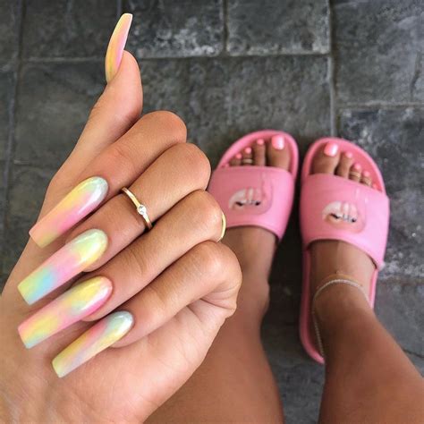 Kylie Jenners New Ombré Nails Use Two Surprising Shades Unhas Tie