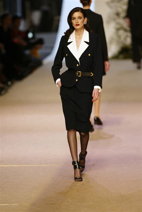 Explore the latest collections of luxury handbags, ready to wear, shoes, leather goods and accessories for men and women. Yves Saint Laurent Spring 2002 Runway Pictures - Livingly