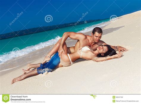 Junge Liebevolle Paare Auf Tropischem Strand Stockbild