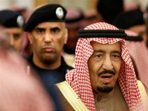 Dalam foto tersebut tampak raja salman berdiri di tengah diapit oleh presiden jokowi dan ibu. Foto: Sosok Pengawal Raja Salman yang Tewas Tertembak | Tagar