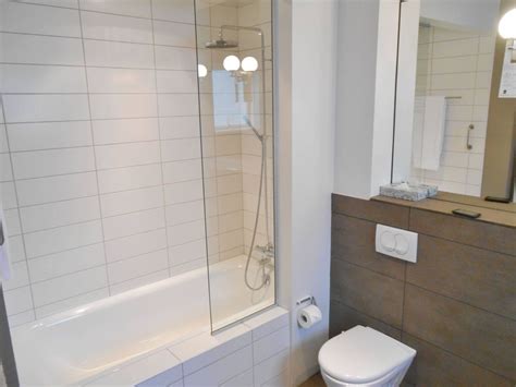 Dazu gehören dusche und badewanne. "Badewanne mit Regendusche und Glastrennwand" Hotel ...