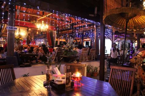 Tempat resto yang satu ini cukup luas dan terdapat banyak koleksi buku di dalamnya. Referensi Tempat Buber Sekaligus Reunian di Jogja yang ...
