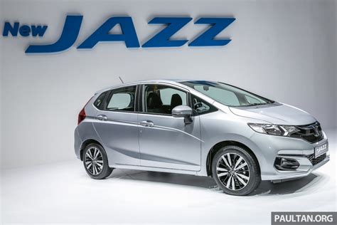 Style that looks good on everybody. 2017 Honda Jazz (facelift) V front three quarter launched ...