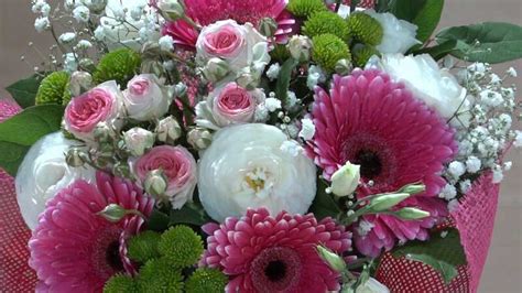 Cartolina con l'immagine della notte di roma. Bouquet rosa e bianco con roselline, gerbere e lisianthus ...