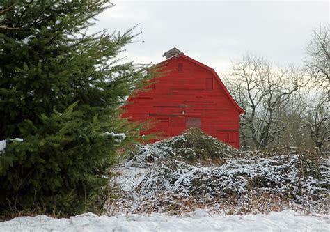 Red Barn In Snow Old Barns Red Barns Red Barn