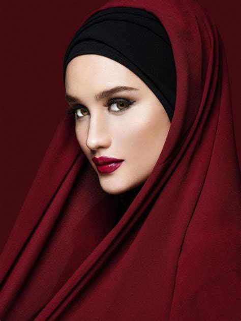 Foto Cantik Cinta Laura Memakai Hijab Merah Mirip Wanita Timur Tengah