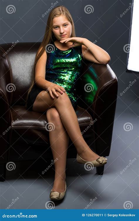 une adolescente s assied sur une chaise en cuir image stock image du décoration déménager