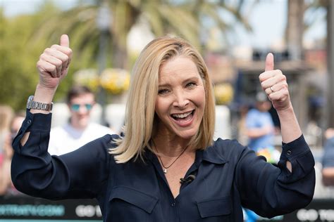 It's christmas time and monica tries tipping with cookies, rather than cash, with mixed results. woohoo.hu | A Phoebe-jelenség: Lisa Kudrow, lány a macskás ...