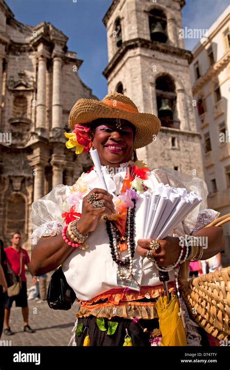 Sonriente Mujer Cubana En Traje Tradicional Vender Maní La Habana