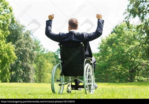 Junge Behinderte Menschen Auf Dem Rollstuhl Mit Lizenzfreies Foto 18114016 Bildagentur