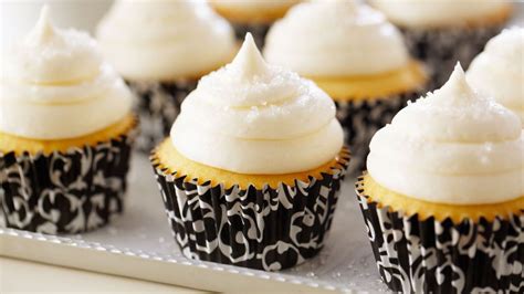 cupcake esponjoso de vainilla fluffy vanilla cupcakes cupcake anna olson receta canal