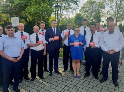 W rzeszowie trwają przygotowania do nadchodzących wyborów na ulotki marcina warchoła przed kościołamiźródło: Spotkanie w Kolbuszowej Pani europoseł Beaty Kempy i ...