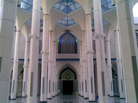 Kadang2 lalu gak tepi masjid ni.subang ngan shah alam jiran je.huhu. Teknik ikut imam di saat akhir dalam masjid yang besar - ABU