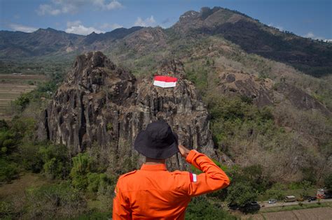 Semoga informasi di atas dapat membantu liburan kalian. Bendera Raksasa Dikibarkan di Gunung Sepikul Sukoharjo ...