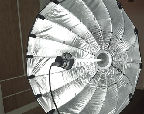 Focusable parabolic reflector